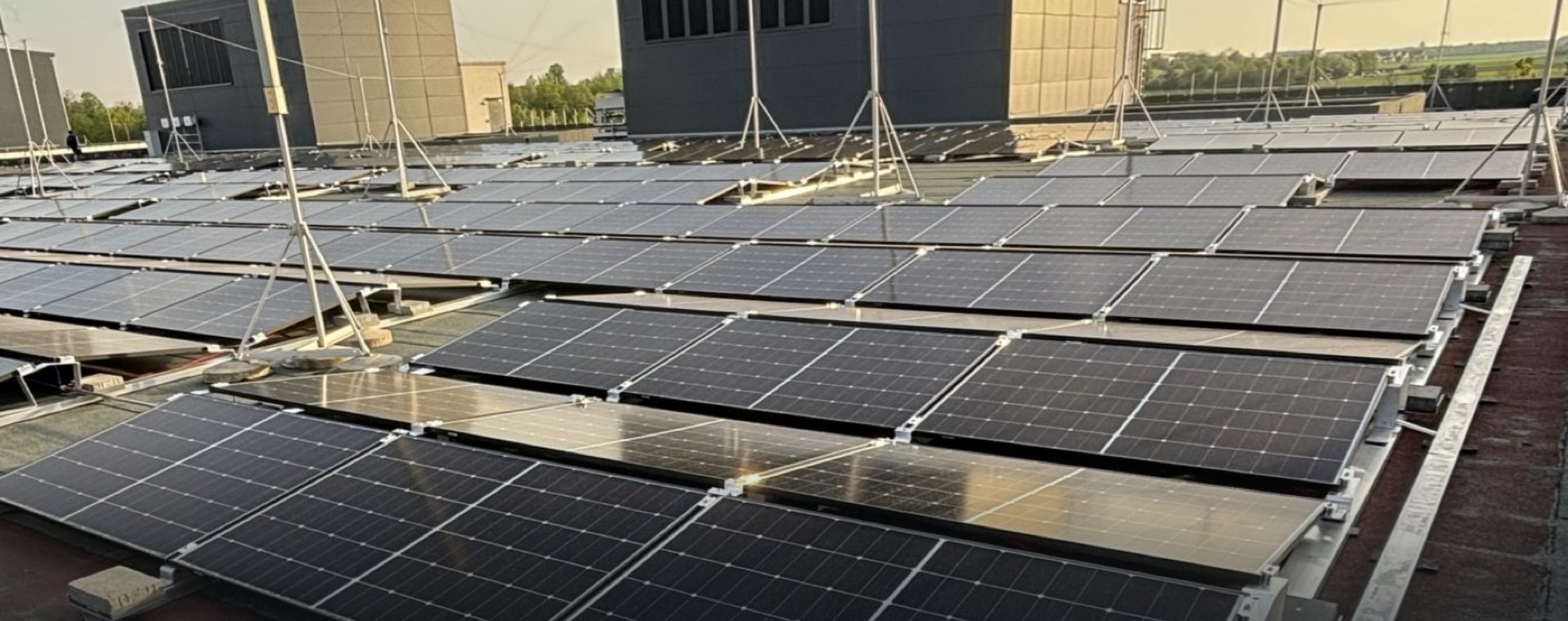 Reihen von PV-Modulen auf dem Flachdach eines Gewerbegebäudes