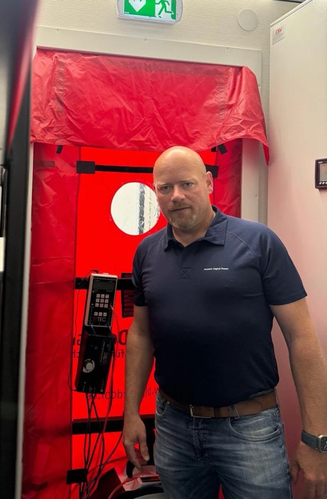 Florian Schropp bei einer Luftdichtheitsmessung mit Blower-Door im Batteriespeicherraum