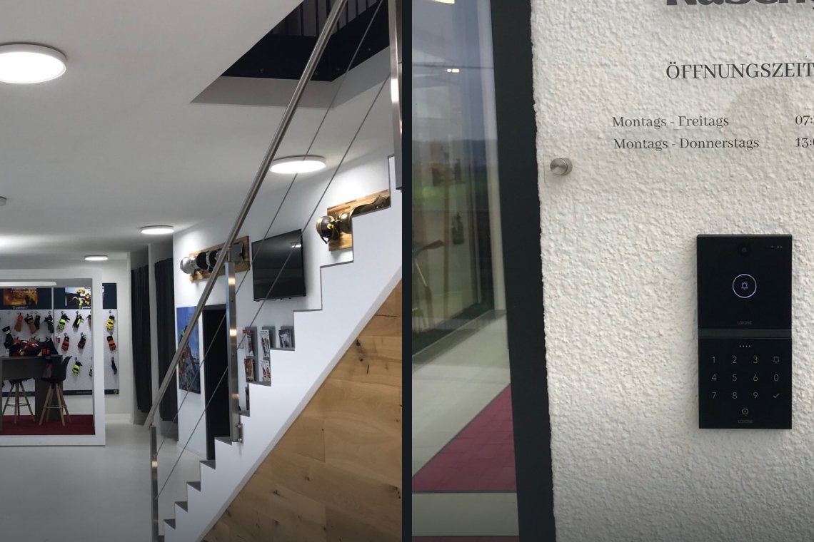 Showroom-Eingang mit Loxone-Zutrittsterminal neben der Glastür
