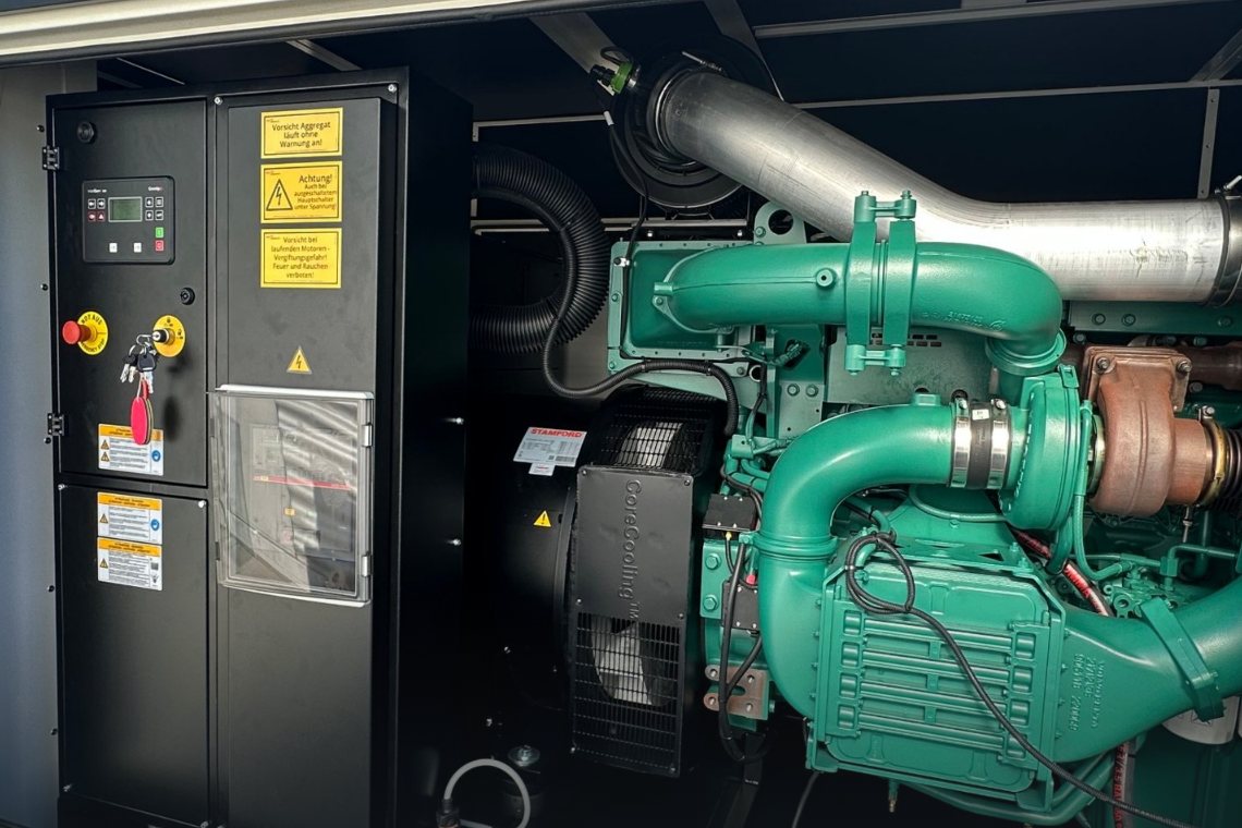 Geöffnete Netzersatzanlage mit Dieselmotor und Schaltschrank