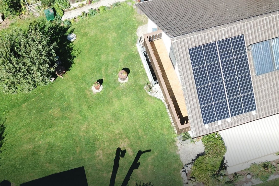 PV-Anlage auf dem Dach eines Einfamilienhauses von oben