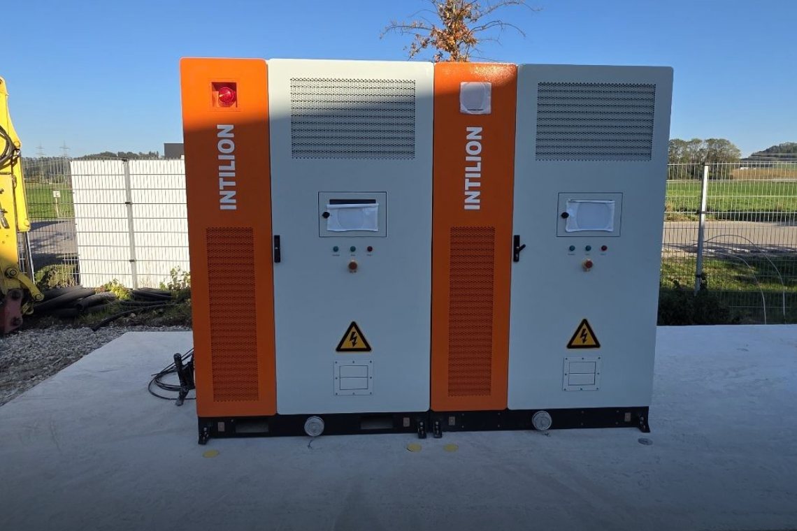 Gewerbespeicher mit zwei Batterieschränken bei der Inbetriebnahme