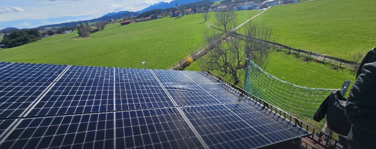 PV-Module auf dem Ziegeldach eines Wohnhauses, im Vordergrund das Gerüst