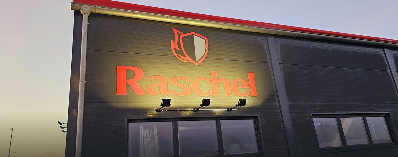 Beleuchtete Fassade eines Gewerbegebäudes in der Abenddämmerung
